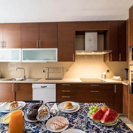 Apartment Alameda Ribeiro - T4 No Centro Historico -