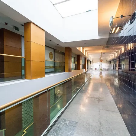 Appartement Alameda Ribeiro - T4 No Centro Historico - *