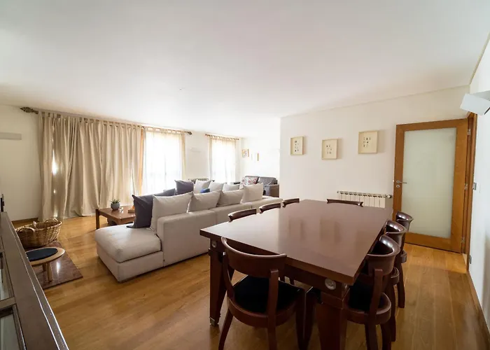 Alameda Ribeiro - T4 No Centro Historico - *